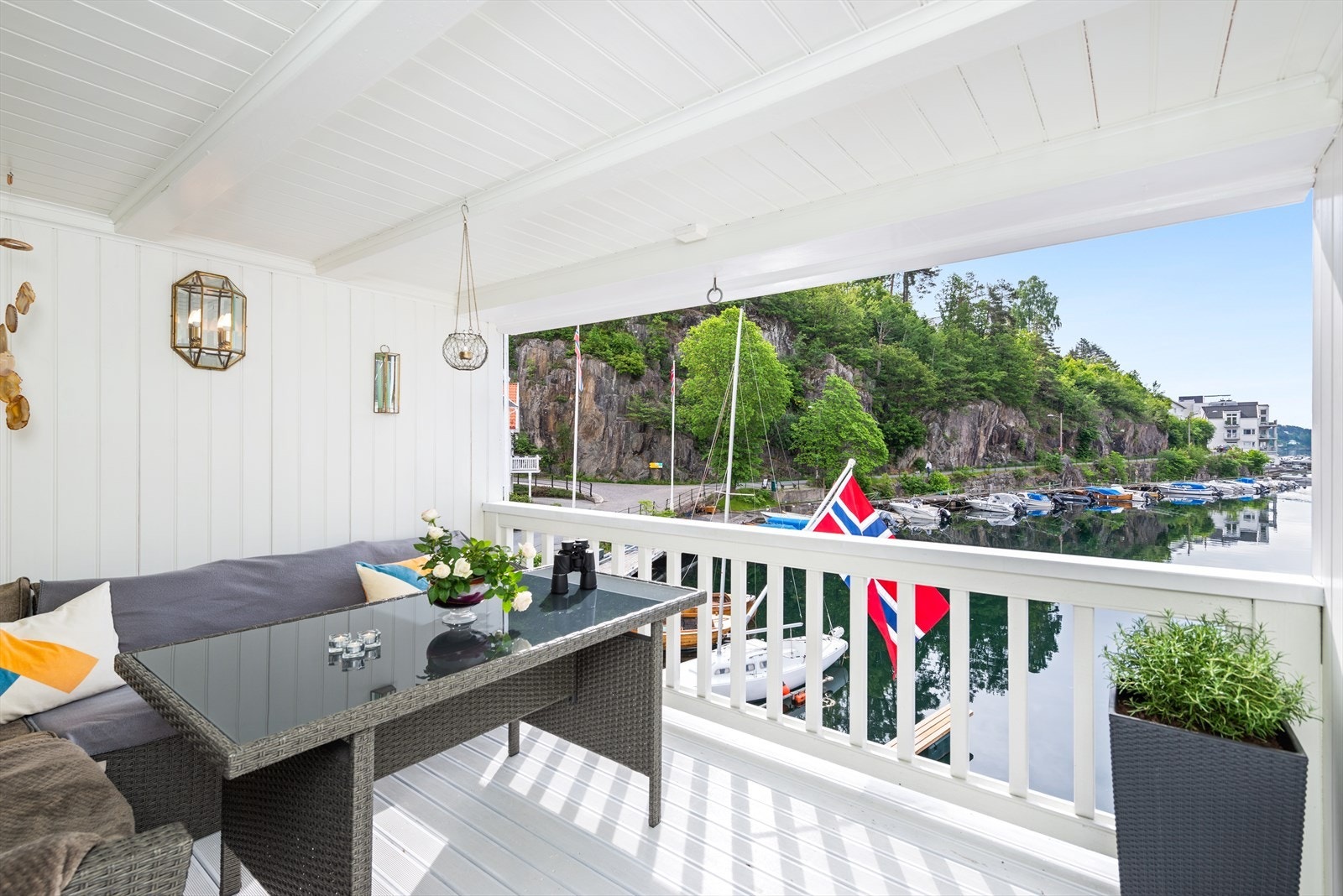 Lun og overbygd veranda hvor man kan nyte sol hele dagen, samt lune sommerkvelder. Galleribilde