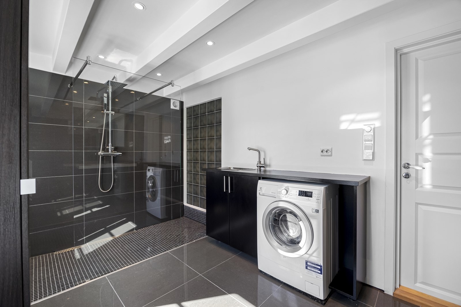 Innredning med skap, skyllekum og vaskemaskin. Galleribilde