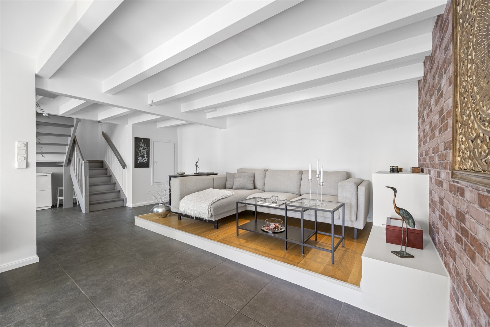 Lys og trivelig stue. Det er varmekabler i gulv. Galleribilde