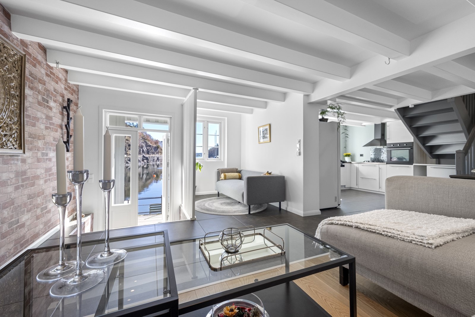 Velkommen inn! Her er det stue og kjøkken med plass til spisebord. Galleribilde