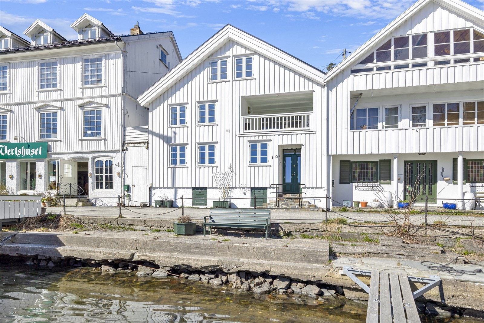 Like utenfor døren er det ca. 6,5 meter brygge med plass til flere båter tilhørende eiendommen. Galleribilde