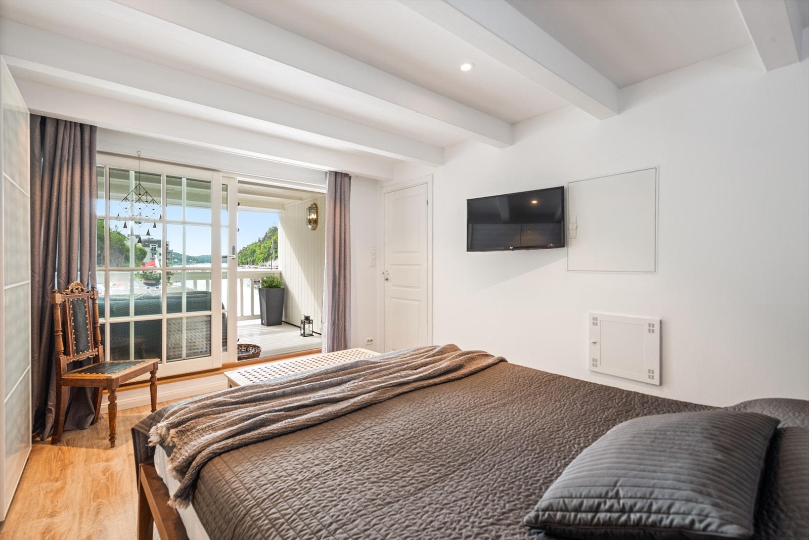 Fra soverommet er det skyvedør ut til veranda, med nydelig utsikt utover havnebassenget. Galleribilde