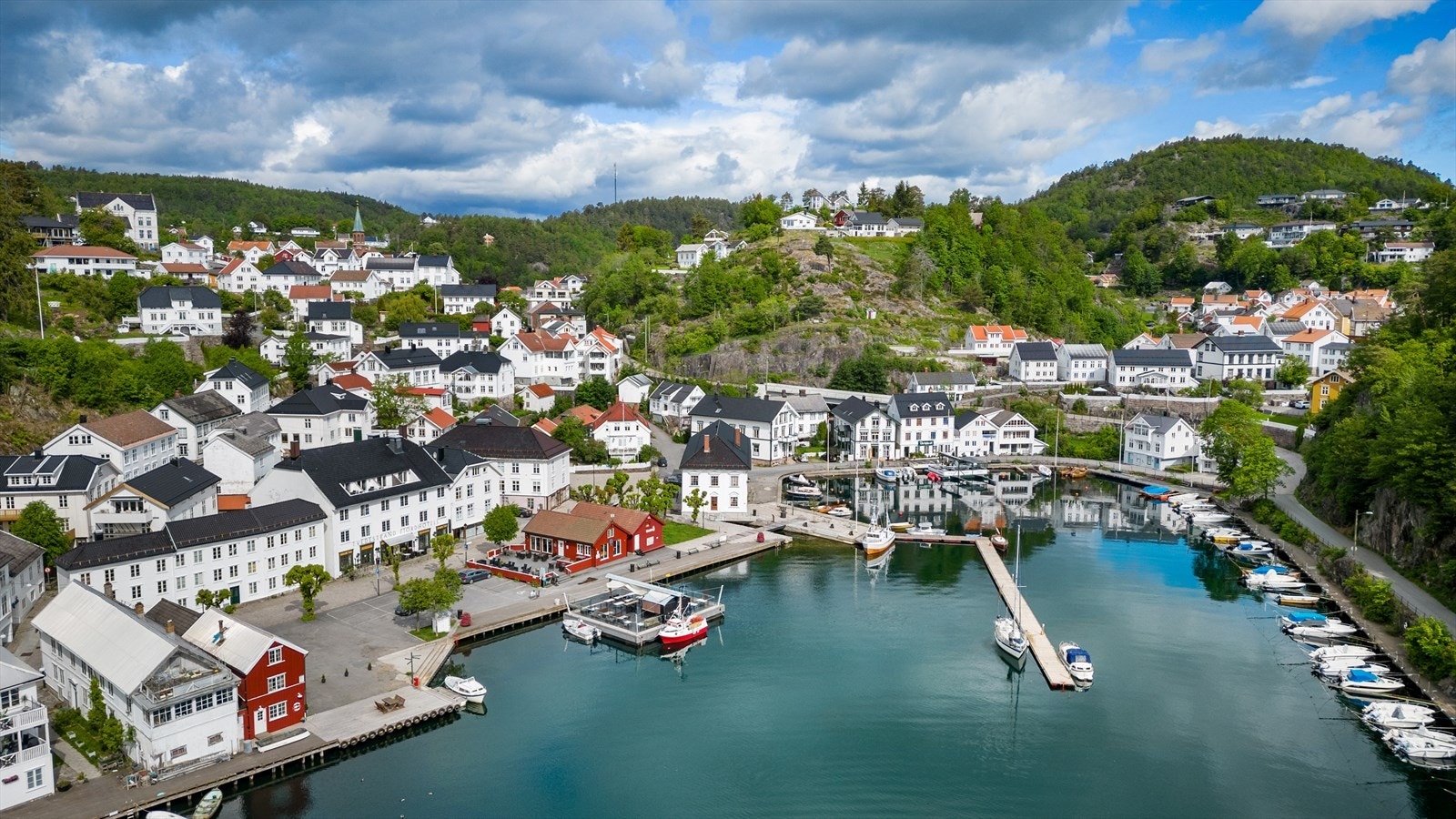Tvedestrand er en sjarmerende sørlandsidyll med hyggelige spisesteder, små nisjebutikker og kort vei ut til skjærgården med flotte holmer og svaberg. Galleribilde