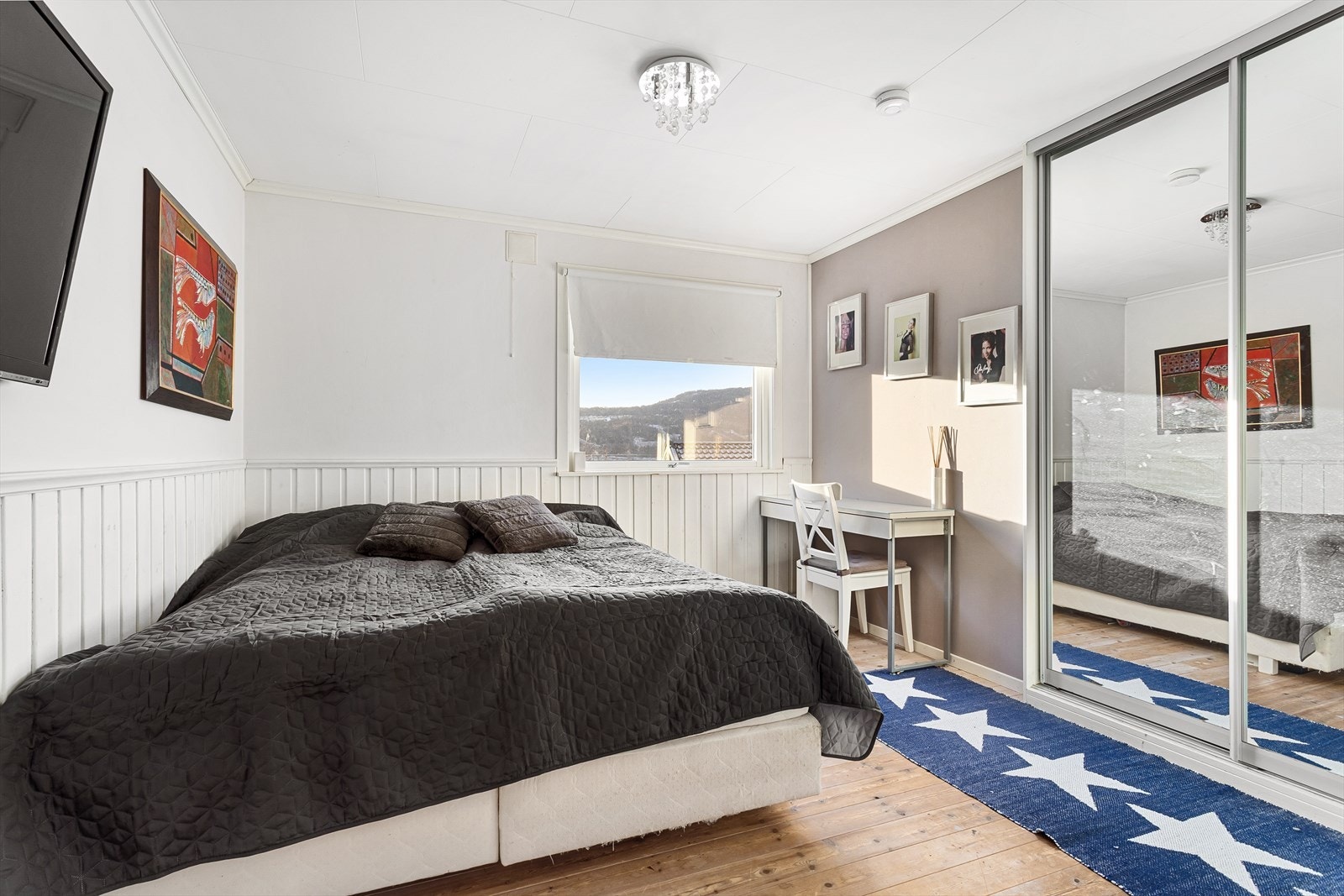 Hovedsoverom med innebygget skyvedørsgarderobe Galleribilde