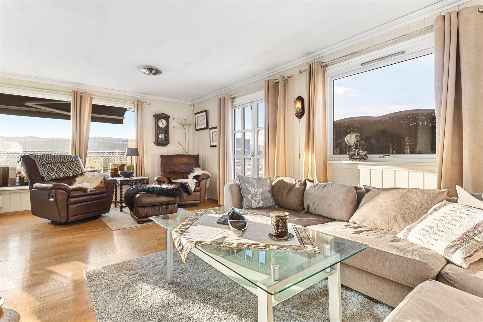 Mye naturlig lys finner veien inn i rommet Galleribilde