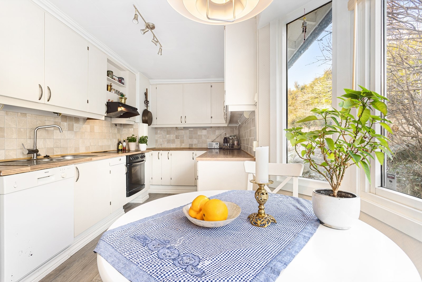 Lyst og tidløst kjøkken med alt en måtte trenge av skap-, skuff- og benkeplass. Galleribilde