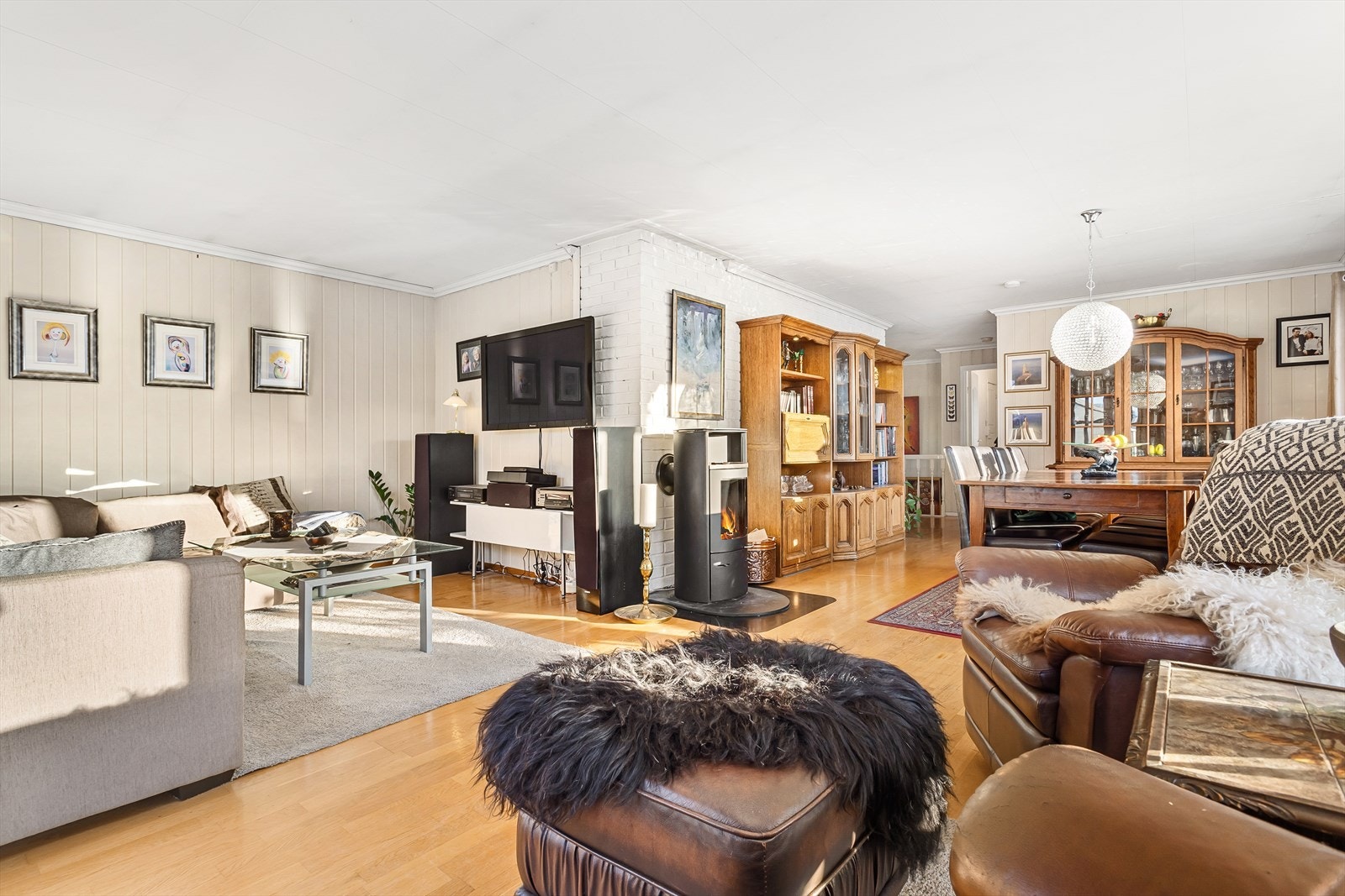 Romslig stue med flere møbleringsmuligheter Galleribilde