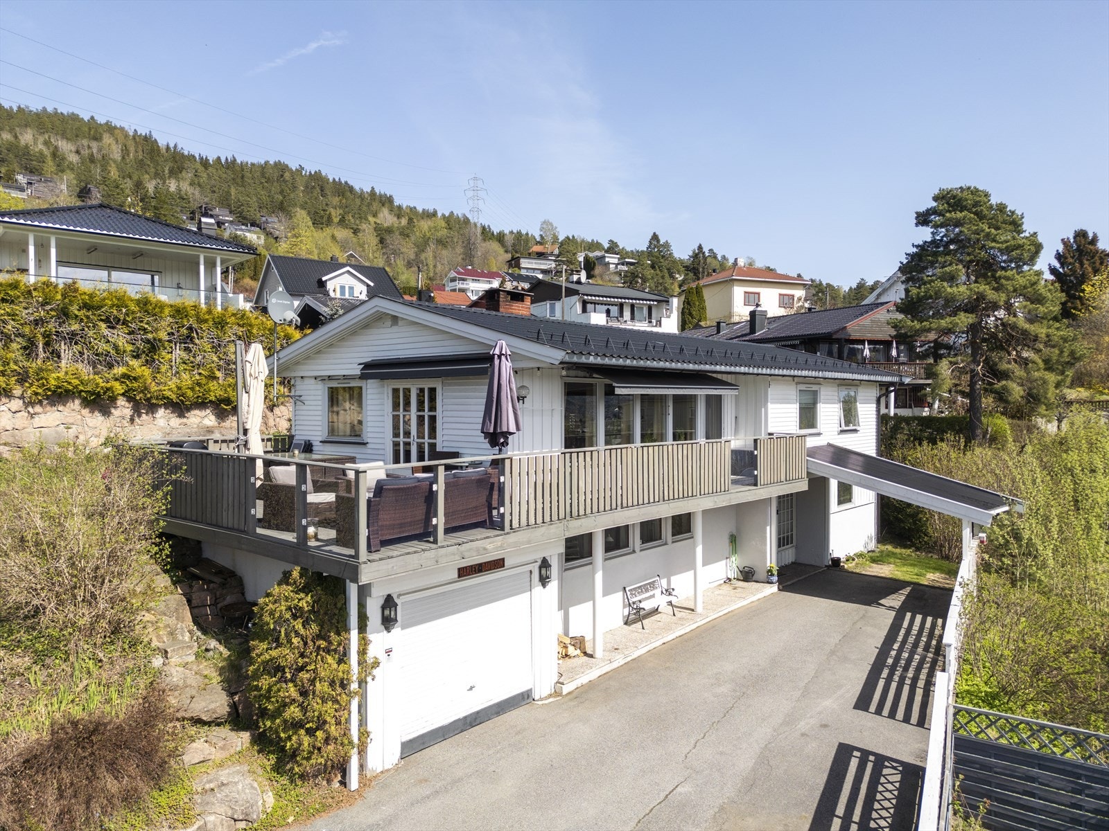Parkering i garasje, carport og innkjørsel. Utebod for lagring. Galleribilde