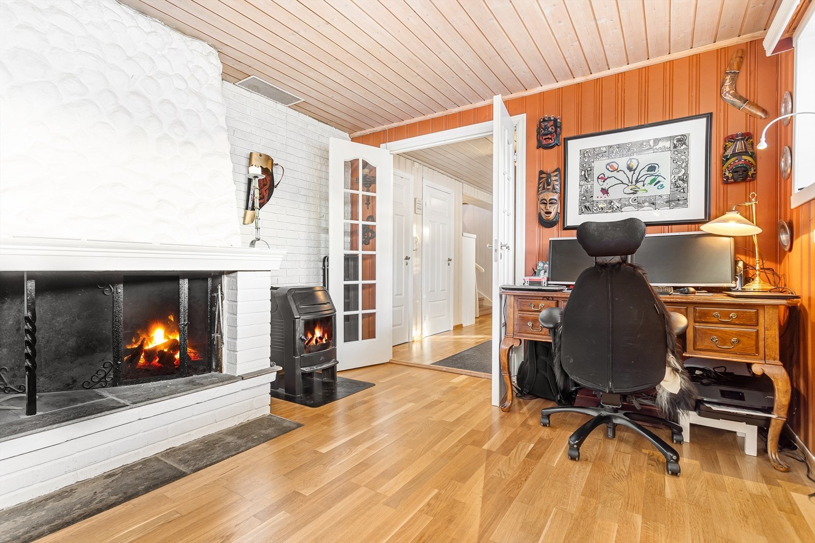 Flott peisestue med både vedovn og åpen peis. Det er også god plass for en hyggelig sittegruppe. Galleribilde