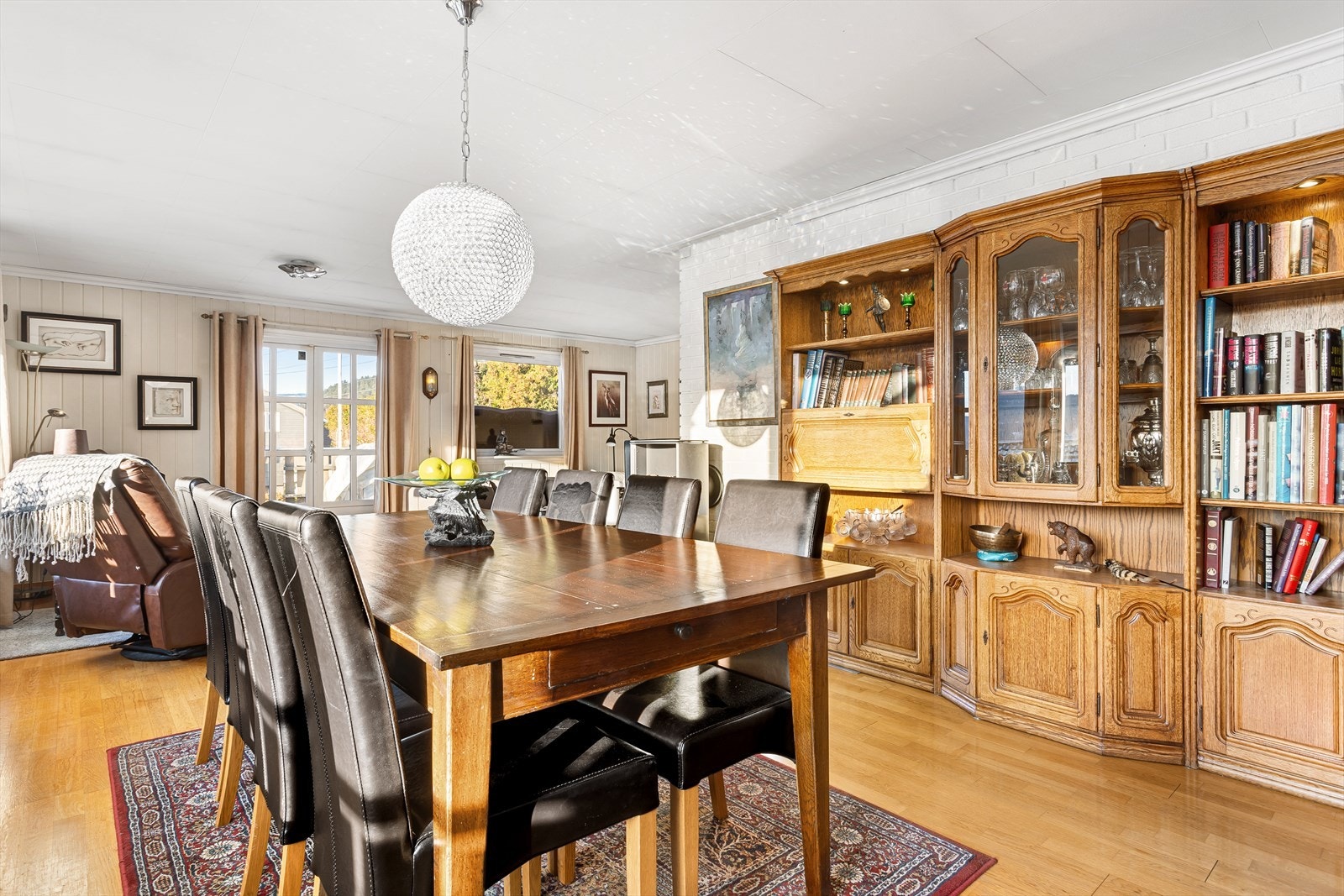 God plass for spisegruppe Galleribilde