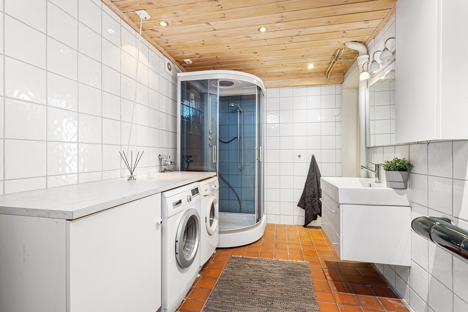 Bad/vaskerom med dusjkabinett og moderne baderomsinrnedning Galleribilde