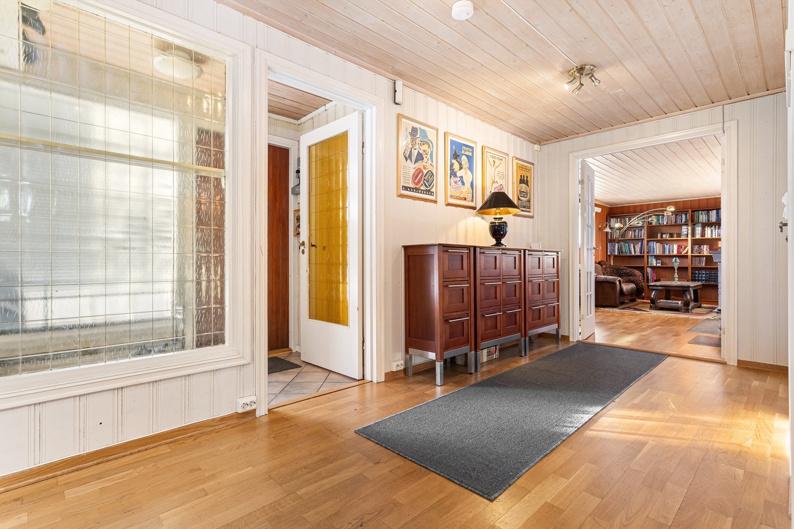 Velkommen inn! Fra den flislagte entreen tar en seg videre inn i en stor hall. Galleribilde