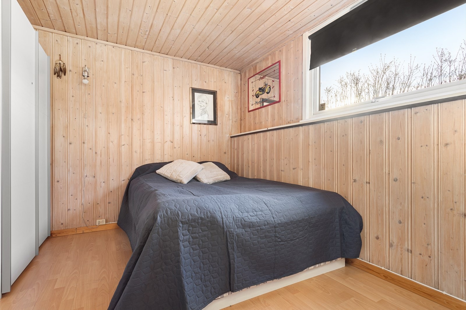Soverommet i underetasjen har god plass for dobbeltseng og garderobeskap. Galleribilde