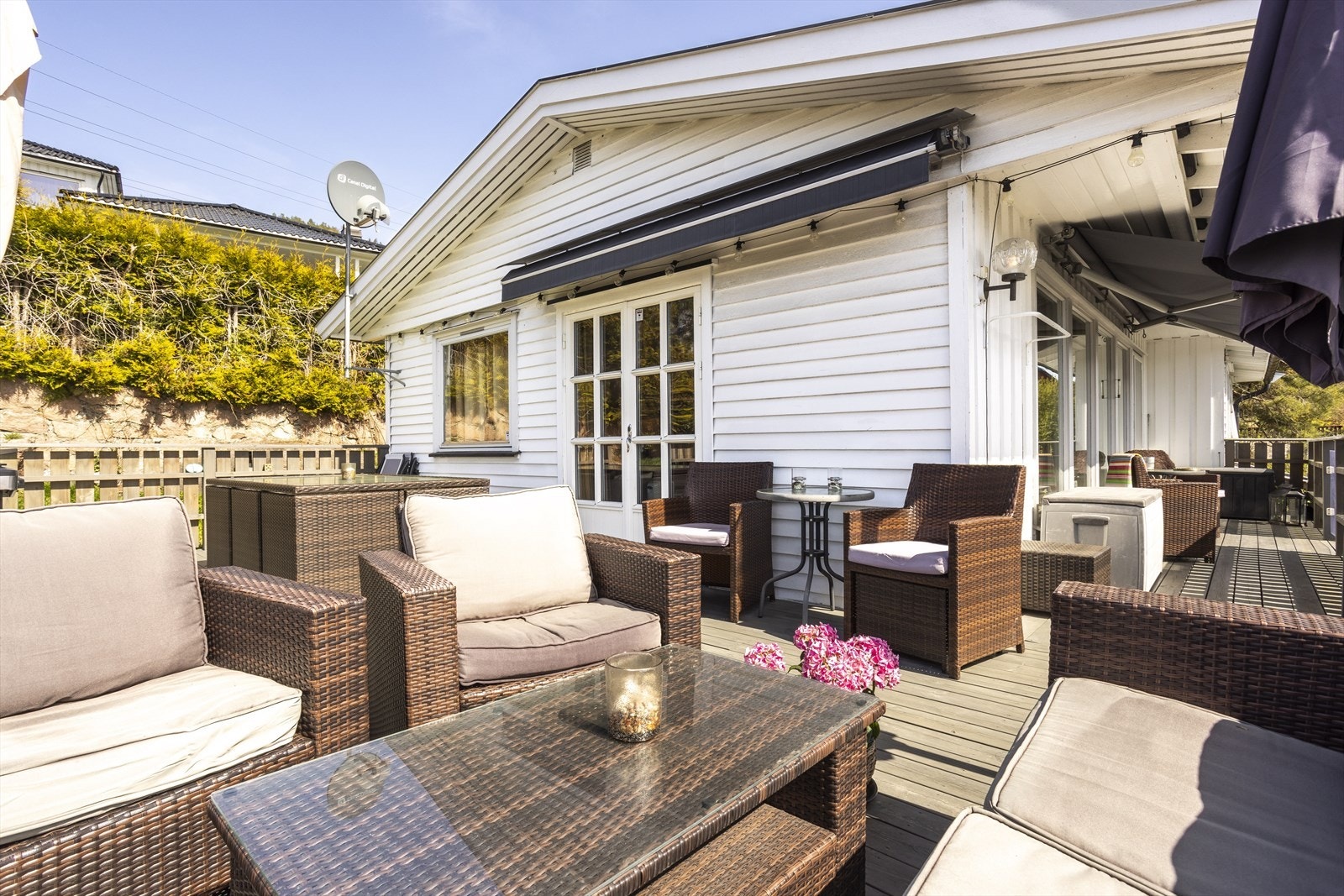 Solrik uteplass med utgang fra stuen. Galleribilde