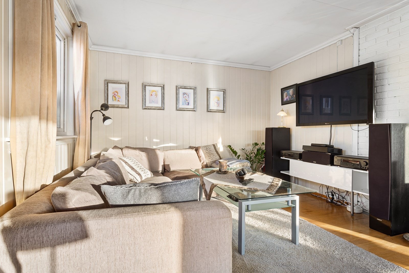 Sofakroken finner fort sin naturlige plass i rommet, og tv-en plasseres med fordelt mot/på vegg. Galleribilde