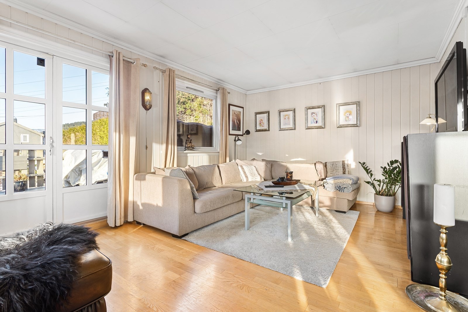 Fra stuen har en videre utgang til en stor terrasse Galleribilde