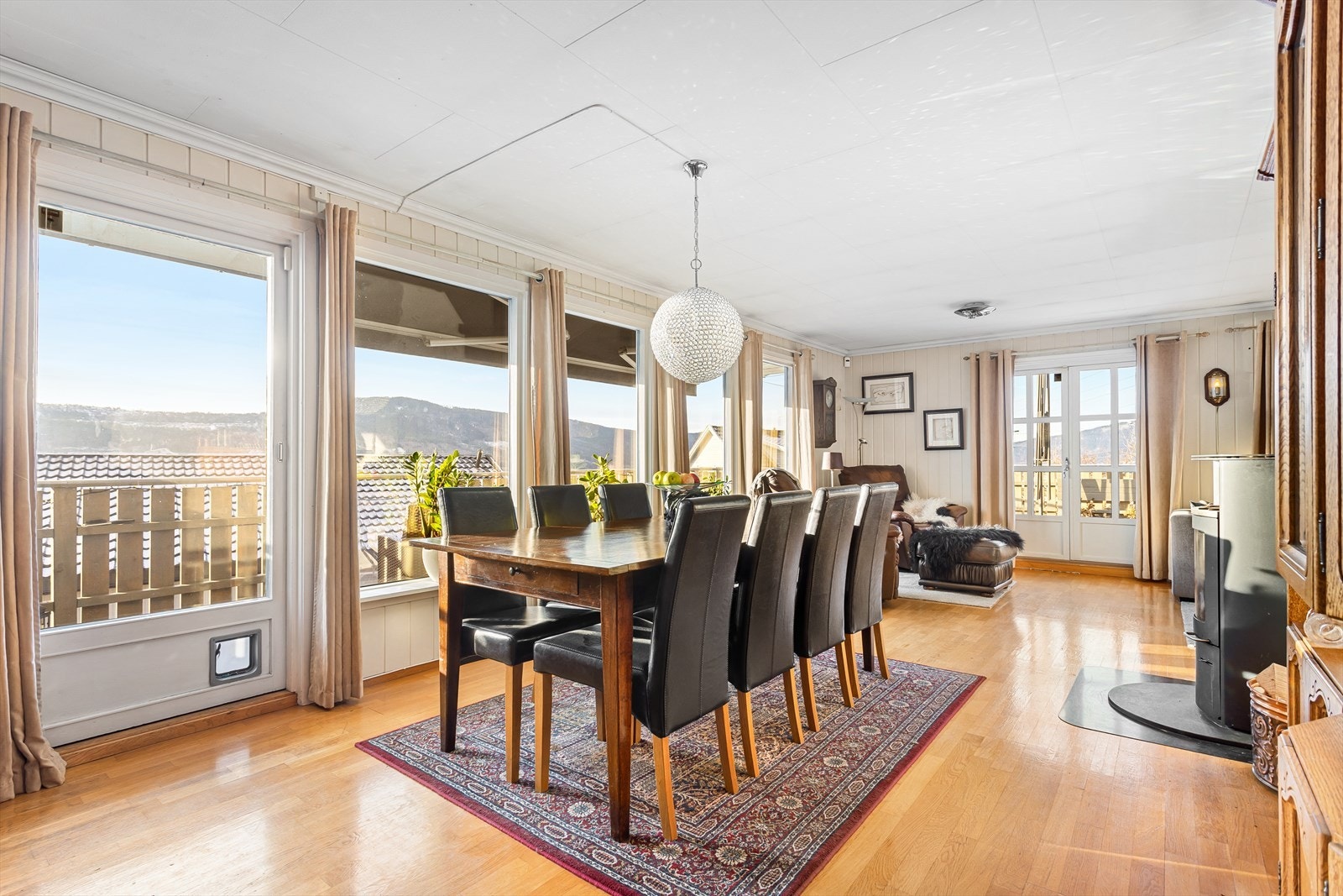 Vi beveger oss inn i en lys stue med gode vindusflater Galleribilde