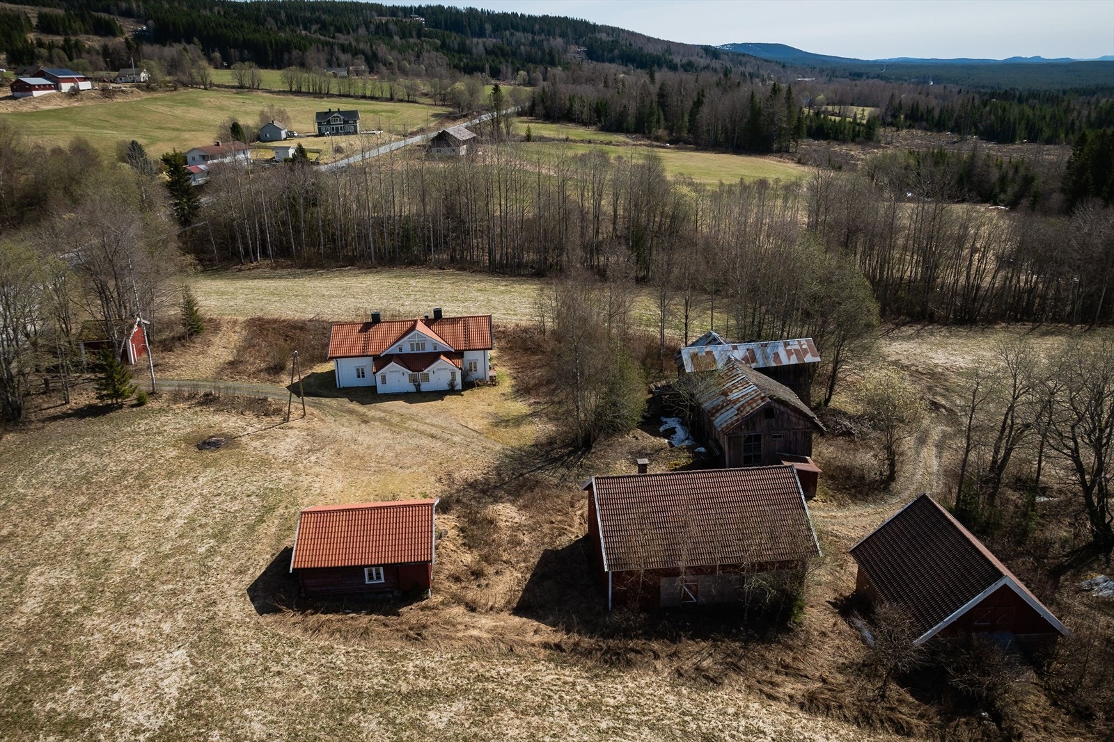 Eiendommen er også bebygd med et stabbur fra ca. 1850 ved innkjørselen. Galleribilde