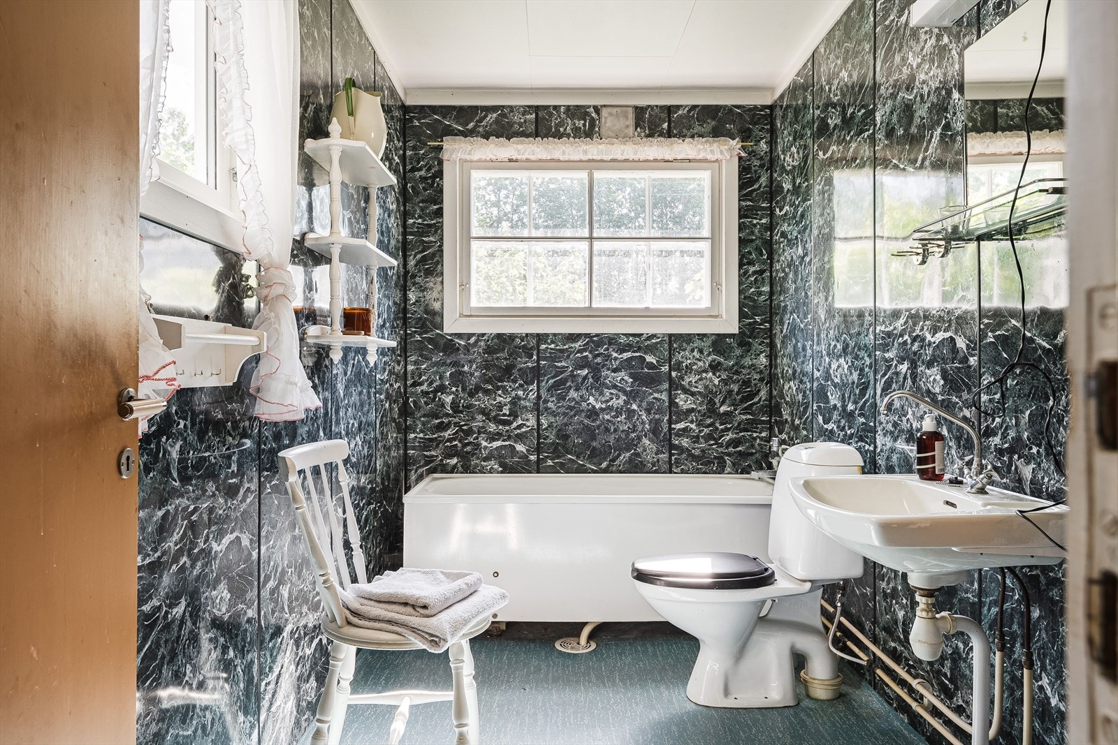 Eldre baderom fra ca. 1960. Også på baderommet er det to vindusflater som slipper inn deilig dagslys. Galleribilde