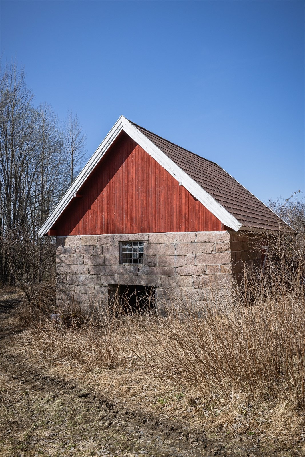 Grisehus fra ca. 1920 med gjødselkjeller og 1.etasje samt loftsrom. Bygningen har ikke vært i bruk siden 1950-tallet og har vedlikeholdsbehov. Galleribilde