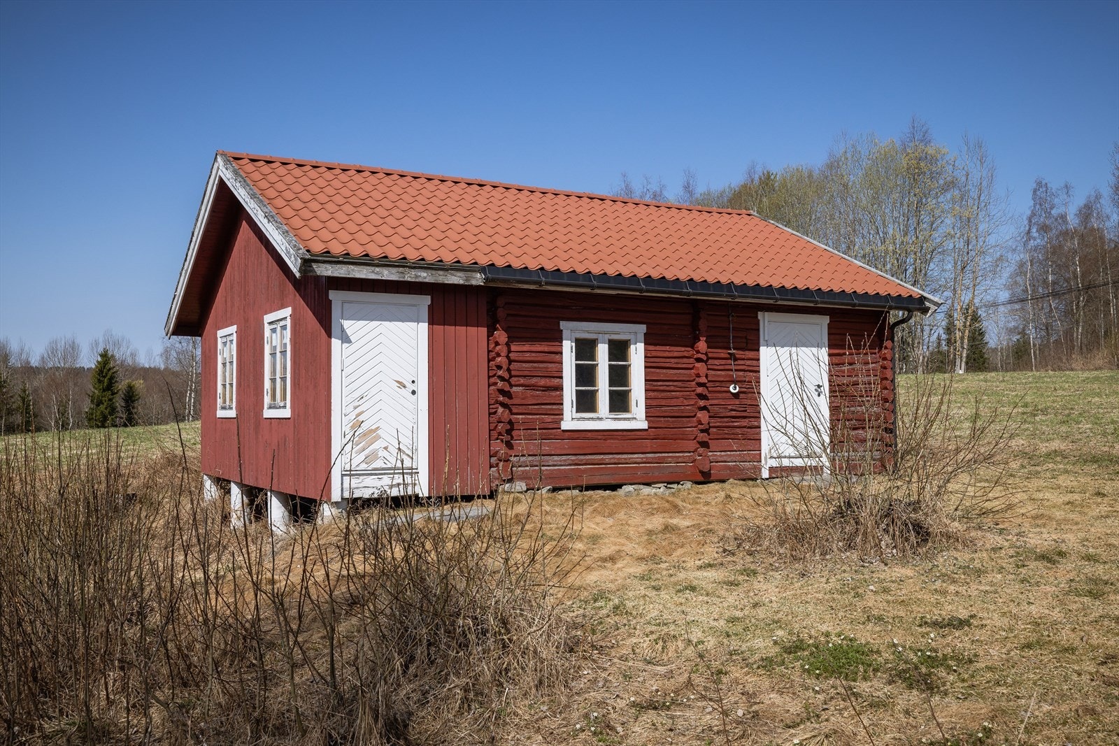 Bakstehus fra ca. 1900. Både fjøs, grisehus og bakstehus har taktekking fra ca. 1995-1996. Galleribilde