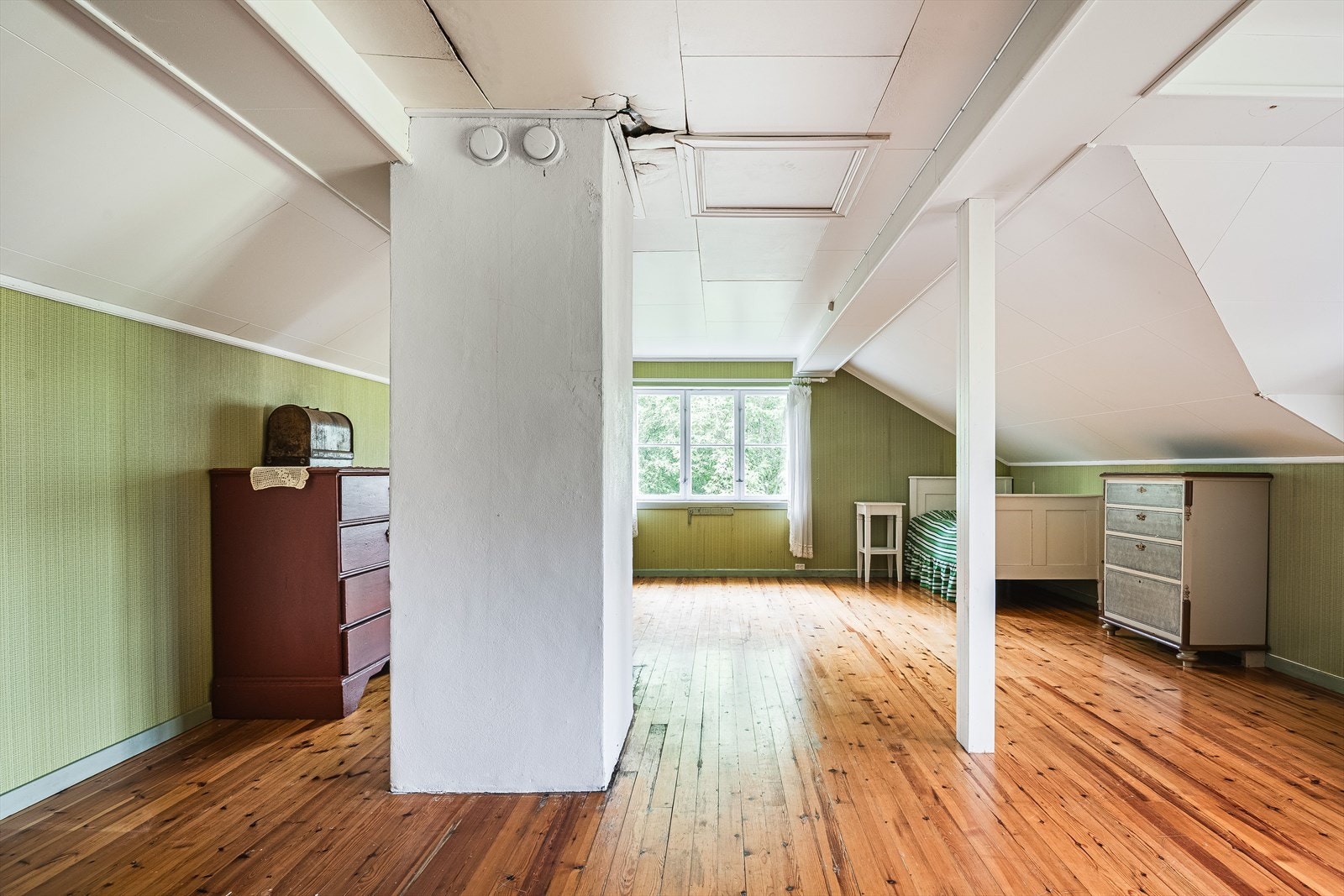 Soverom 2 er et stort rom som kan deles av i ulike soner. Galleribilde