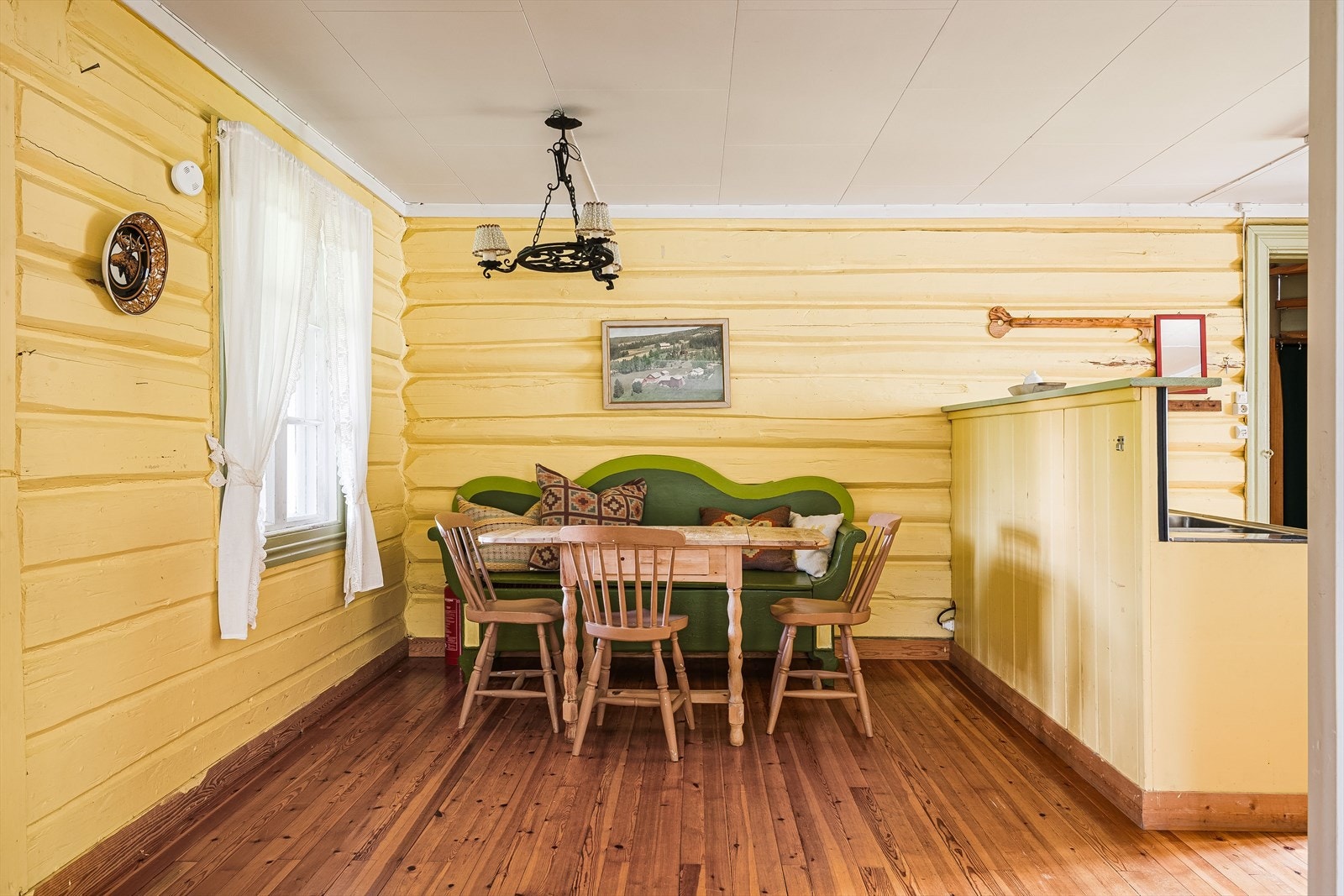 I tilknytning til kjøkkenet er det naturlig plass til et stort spisebord. Galleribilde