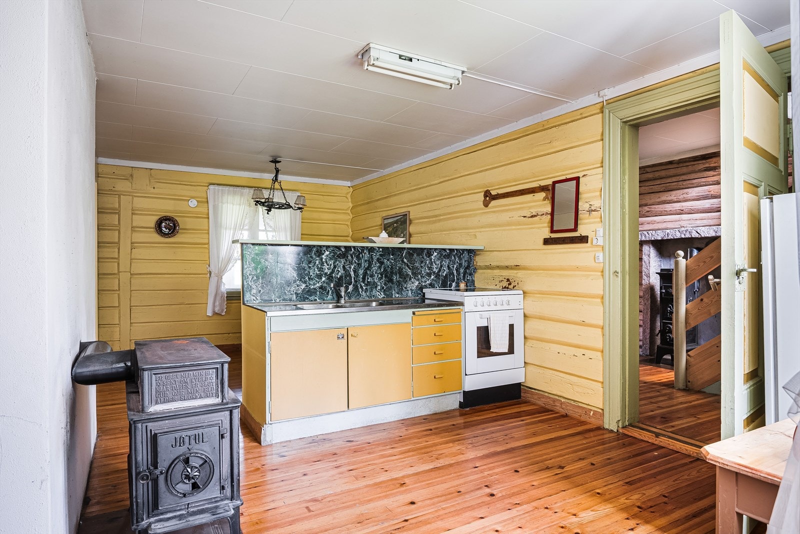 Det er også en eldre Jøtul-vedovn på kjøkkenet. Galleribilde