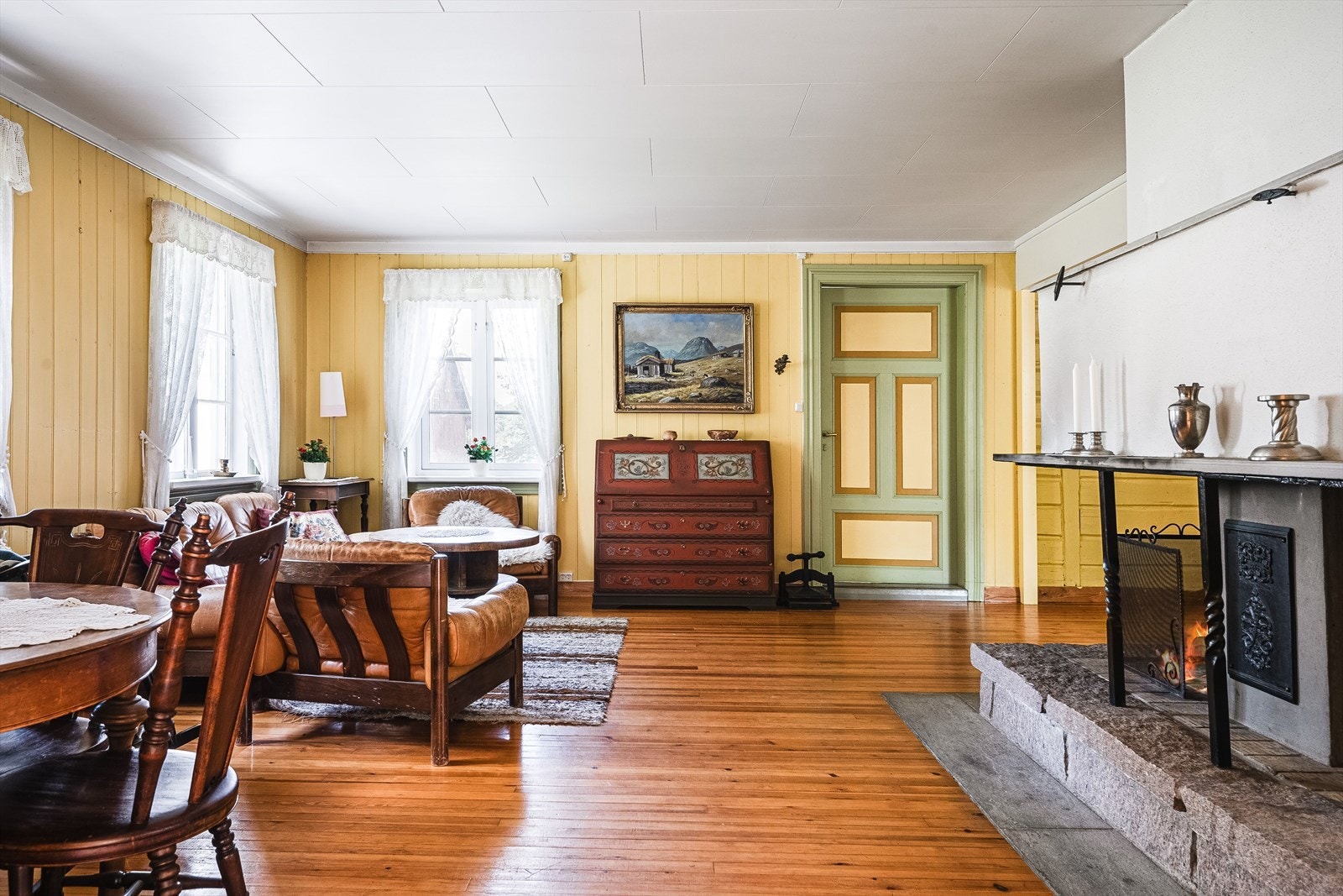 Stuen er romslig med god plass til flere ulike soner og sittegrupper. Galleribilde