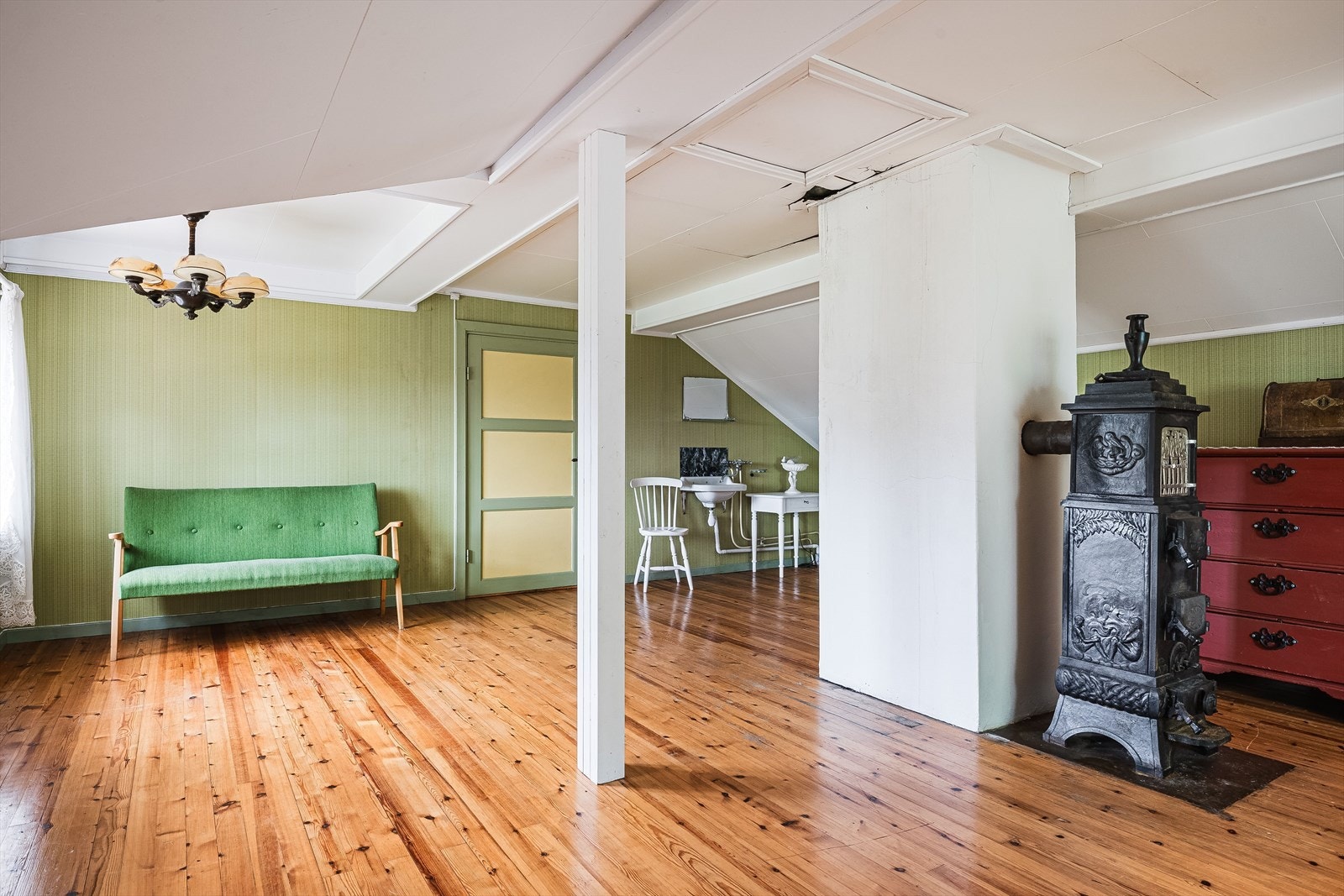 Soverommet er goså utstyrt med en vegghengt servant med speil over. Galleribilde