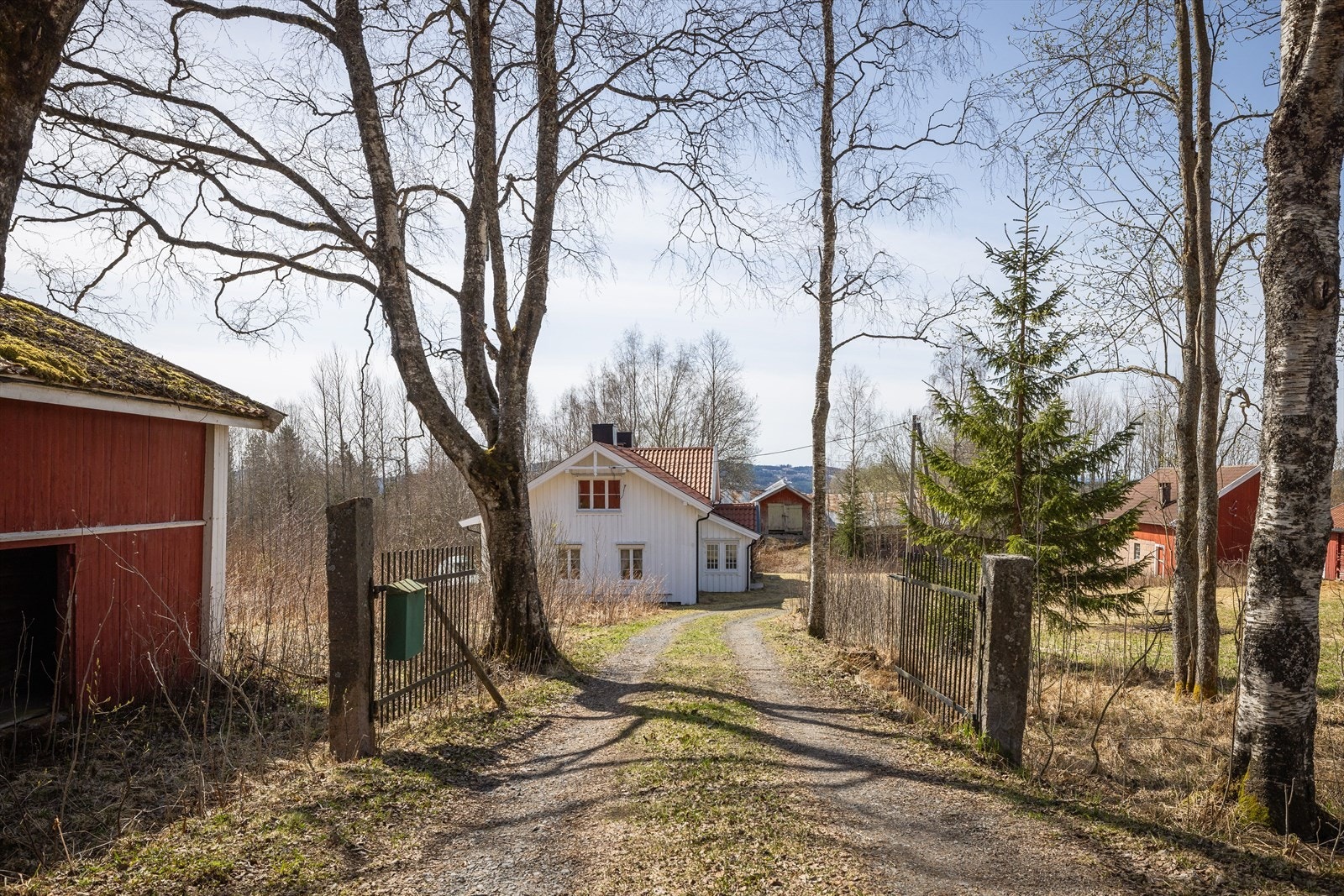 Bebyggelsen ligger langs Sørskogbygdvegen som er en asfaltert fylkesvei. Galleribilde
