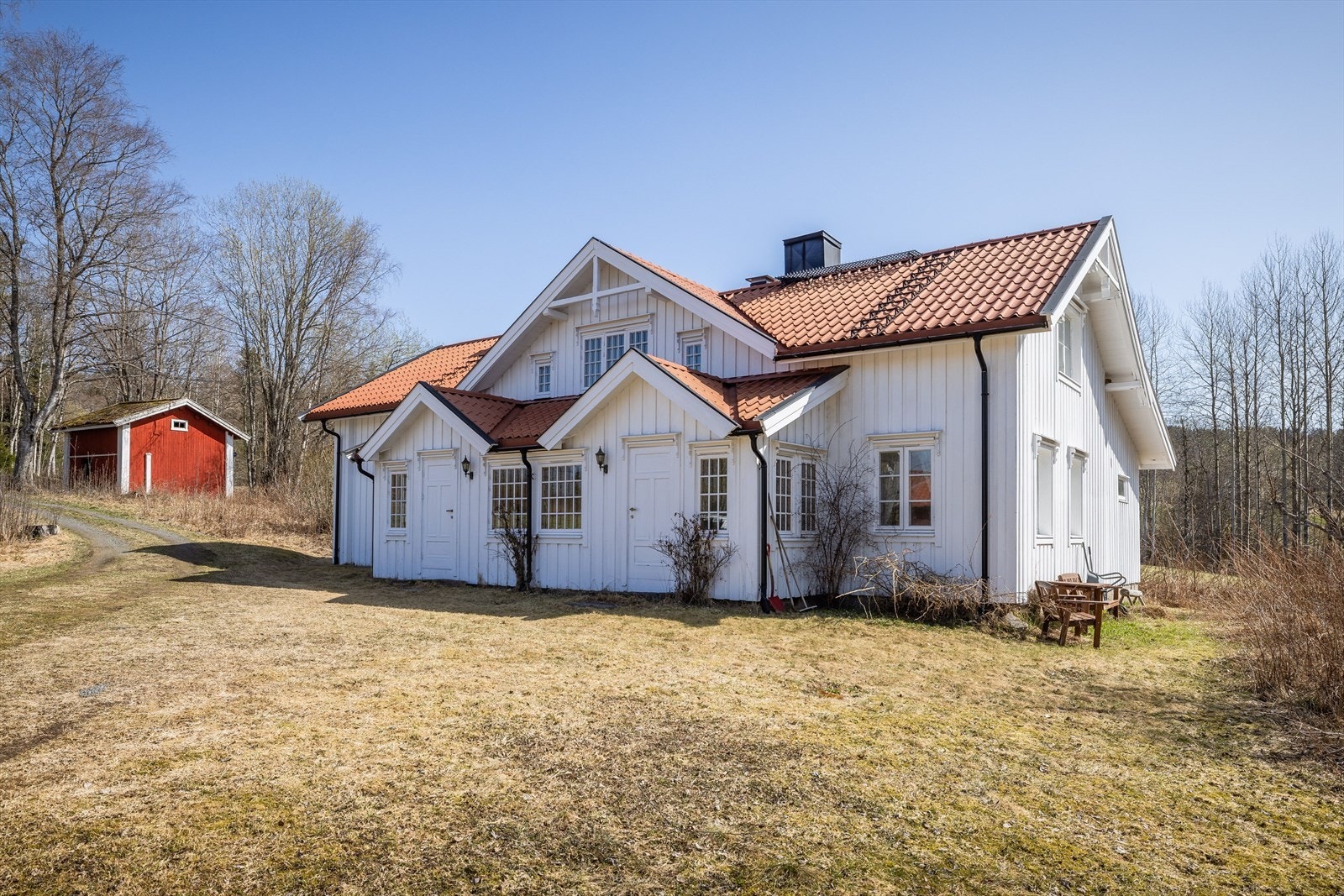 Hageanlegg er opparbeidet med plen, beplanting av planter/bed og av busker/trær. Eiendommen har gode lys- og solforhold. Galleribilde