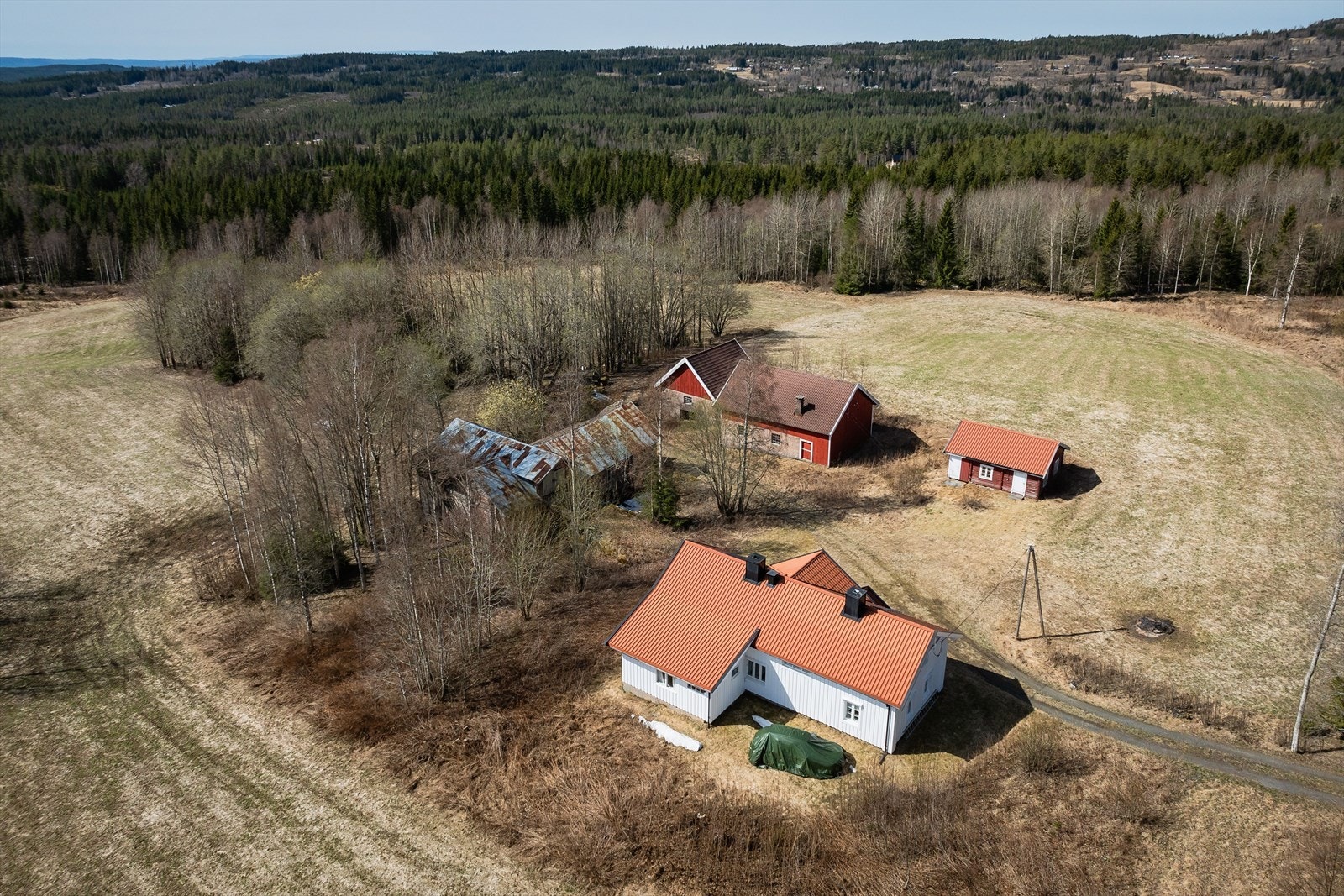 Tun med bebyggelse og landbruksarealer rundt bygninger. Galleribilde