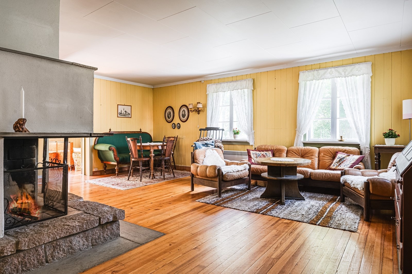 Den andre stuen er også en lys og hyggelig stue med lakkerte tregulv og malt panel på veggene. Galleribilde