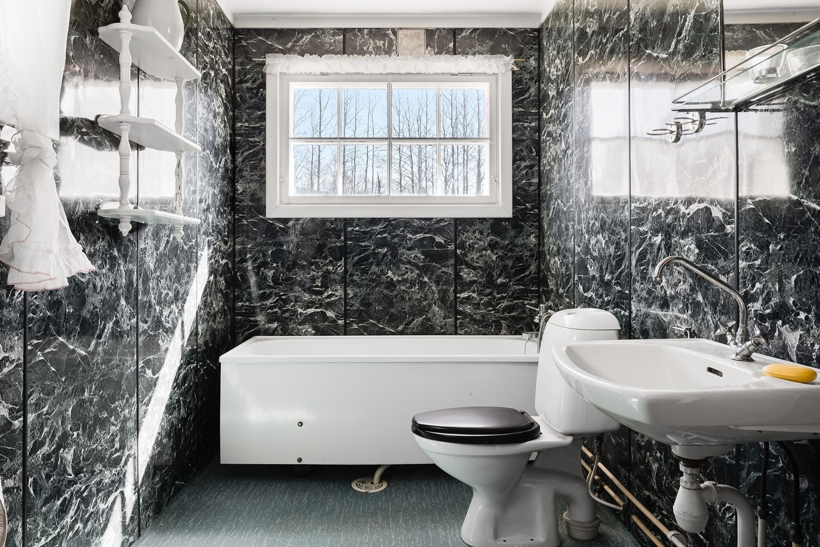 Baderommet har belegg på gulv og vegger med Respatex våtromsplater på veggene. Galleribilde