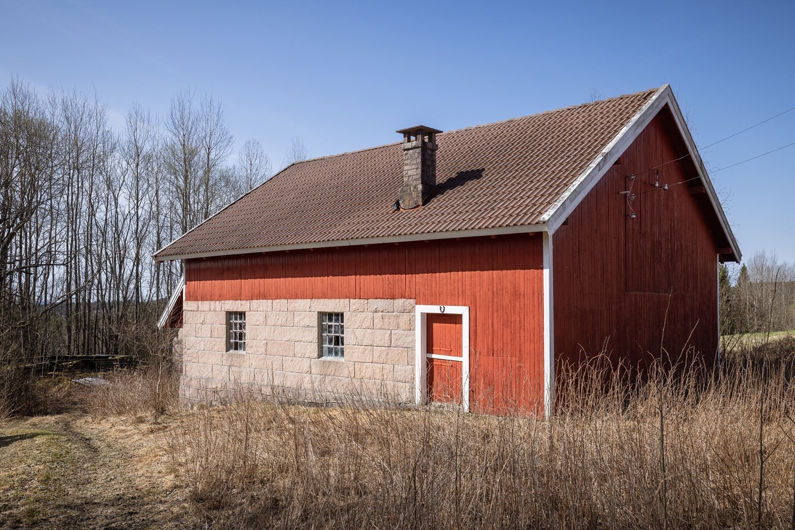 Fjøs fra ca. 1920 med gjødselkjeller og 2 etasjer. Bygningen har ikke vært i bruk siden 1950-tallet og har vedlikeholdsbehov. Galleribilde