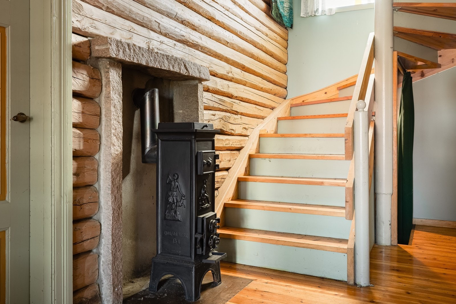 Fra vinterhagen kommer du inn i gang/trapperom med videre adkomst til begge stuene og 2. etasje. Galleribilde