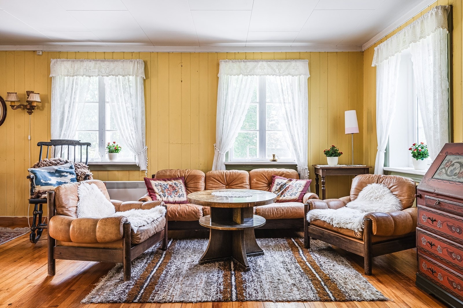 Stuen har flere vindusflater mot to ulike himmelretninger som sørger for et fint lysinnslipp. Galleribilde