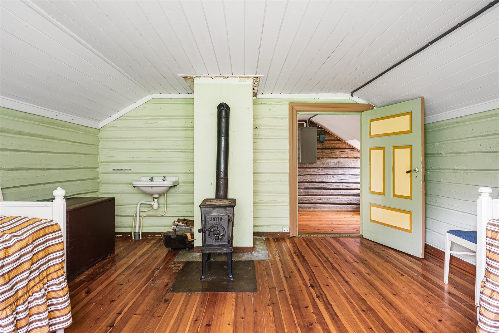 Soverom 3 er også utstyrt med en eldre vedovn og vegghengt servant. Galleribilde