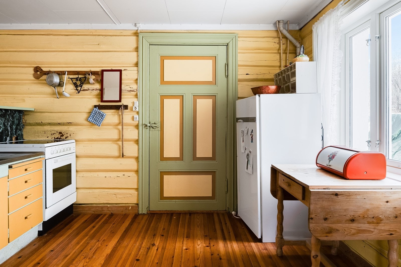 Eldre enkelt malt trekjøkken antatt fra ca. 1960. Stålbenk med oppvaskkummer. Galleribilde