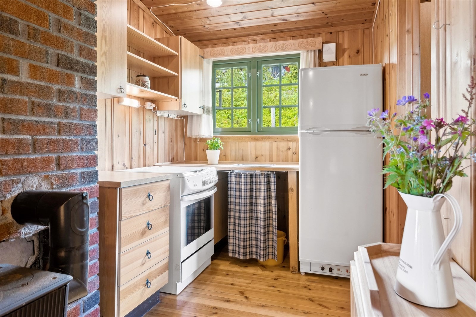 Kjøleskap og komfyr medfølger salget. Galleribilde