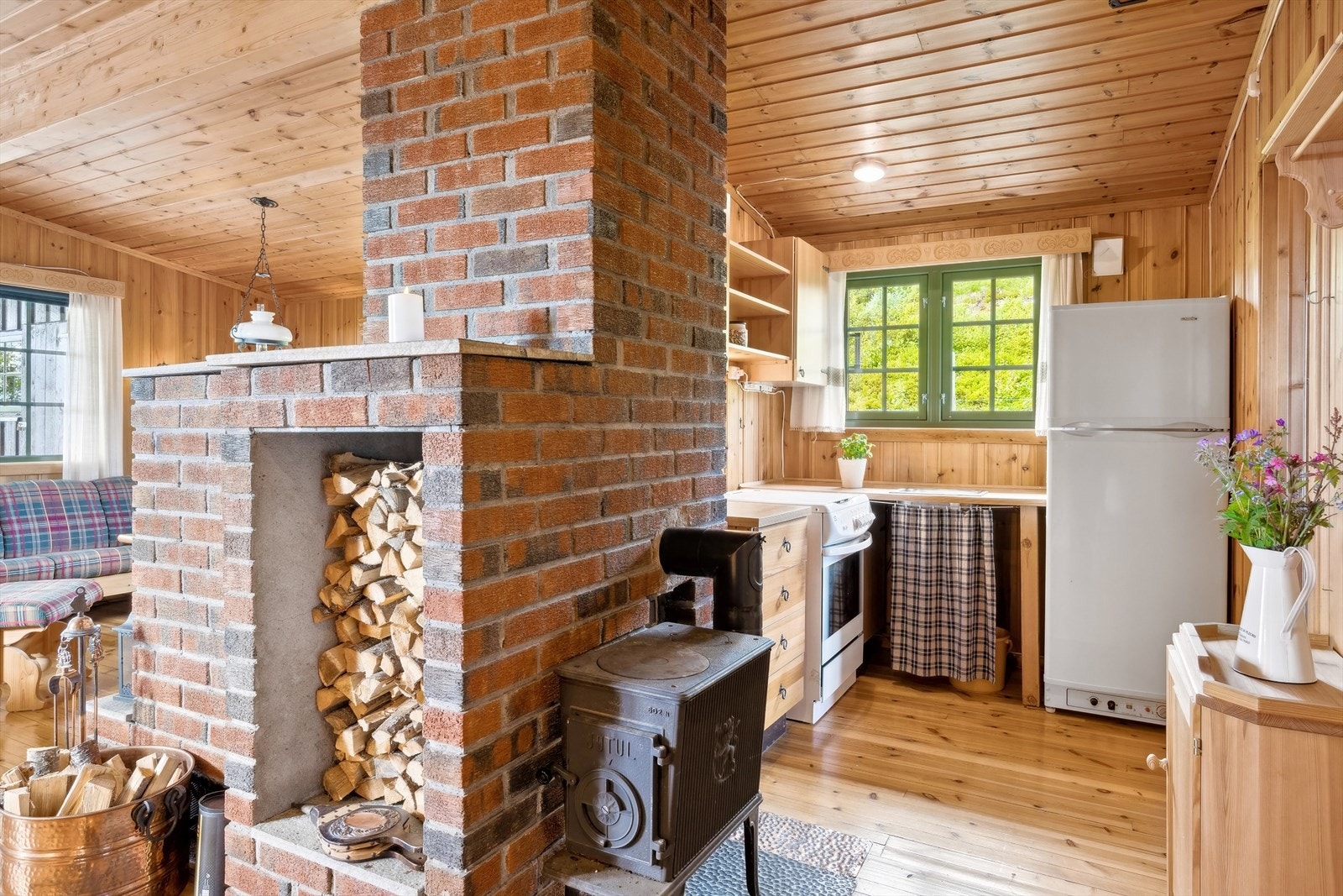 Hytta har en liten kjøkkenkrok med det du trenger for matlagingen. Galleribilde