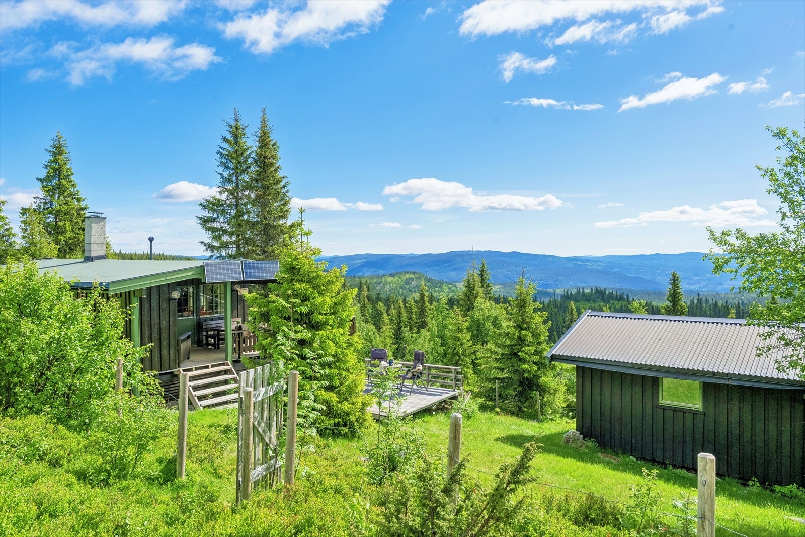 Hytten ligger om lag ett kvarters kjøretur fra Bagn, i idylliske og rolige omgivelser. Galleribilde