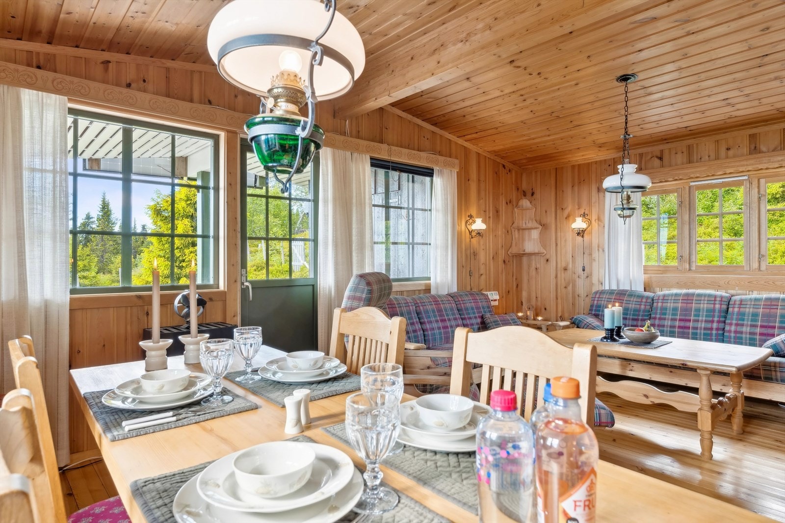 Med plass til spisestue har du muligheten til å samle venner og familie til en god hyttemiddag. Galleribilde