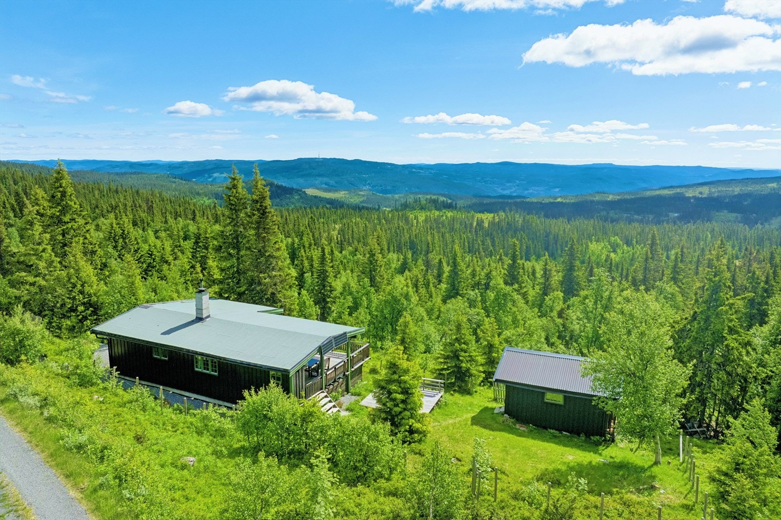 Det er fin helårsvei helt frem til eiendommen. Galleribilde