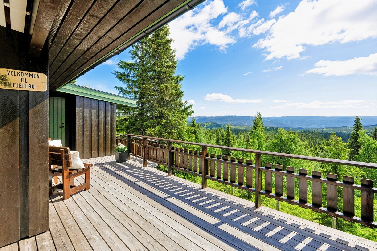 Utendørs er det en stor og solrik veranda der varme sommerdager kan nytes. Galleribilde