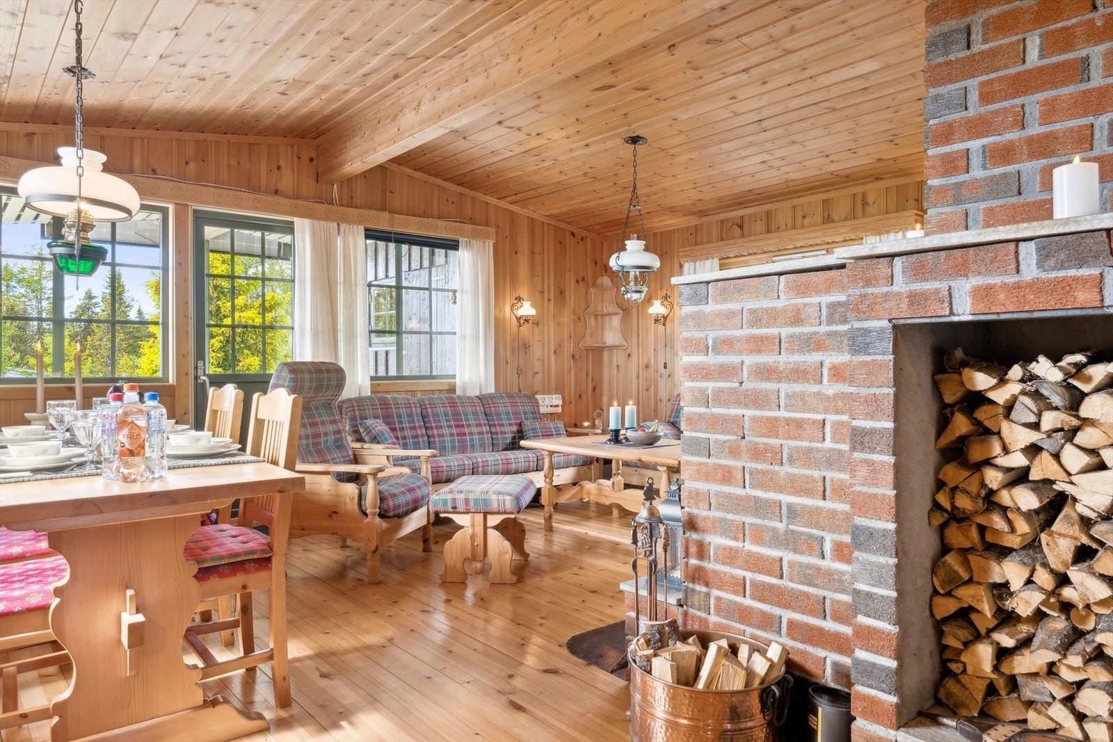 Vedfyringen bidrar godt med varme på kalde dager. I tillegg er det en Wallas parafinkamin i stuen, med "Ring hytta varm". Galleribilde