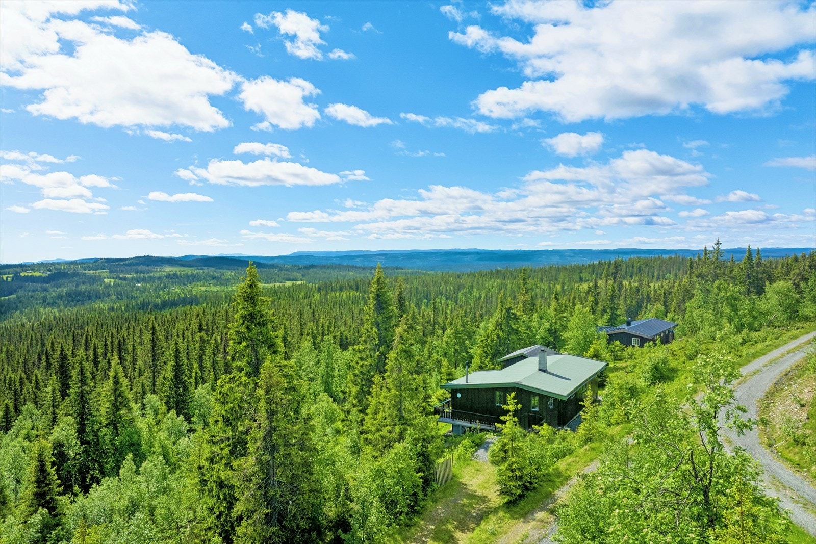 Velkommen til Felesetervegen 33 - En tradisjonell og koselig hytte med fantastisk beliggenhet og utsikt! Galleribilde