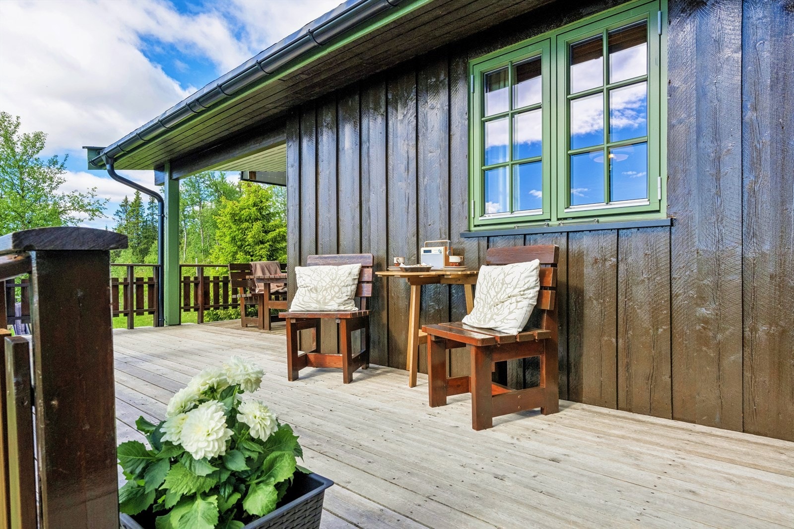 Verandaen har god plass til møblement, og er delvis overbygget. Galleribilde