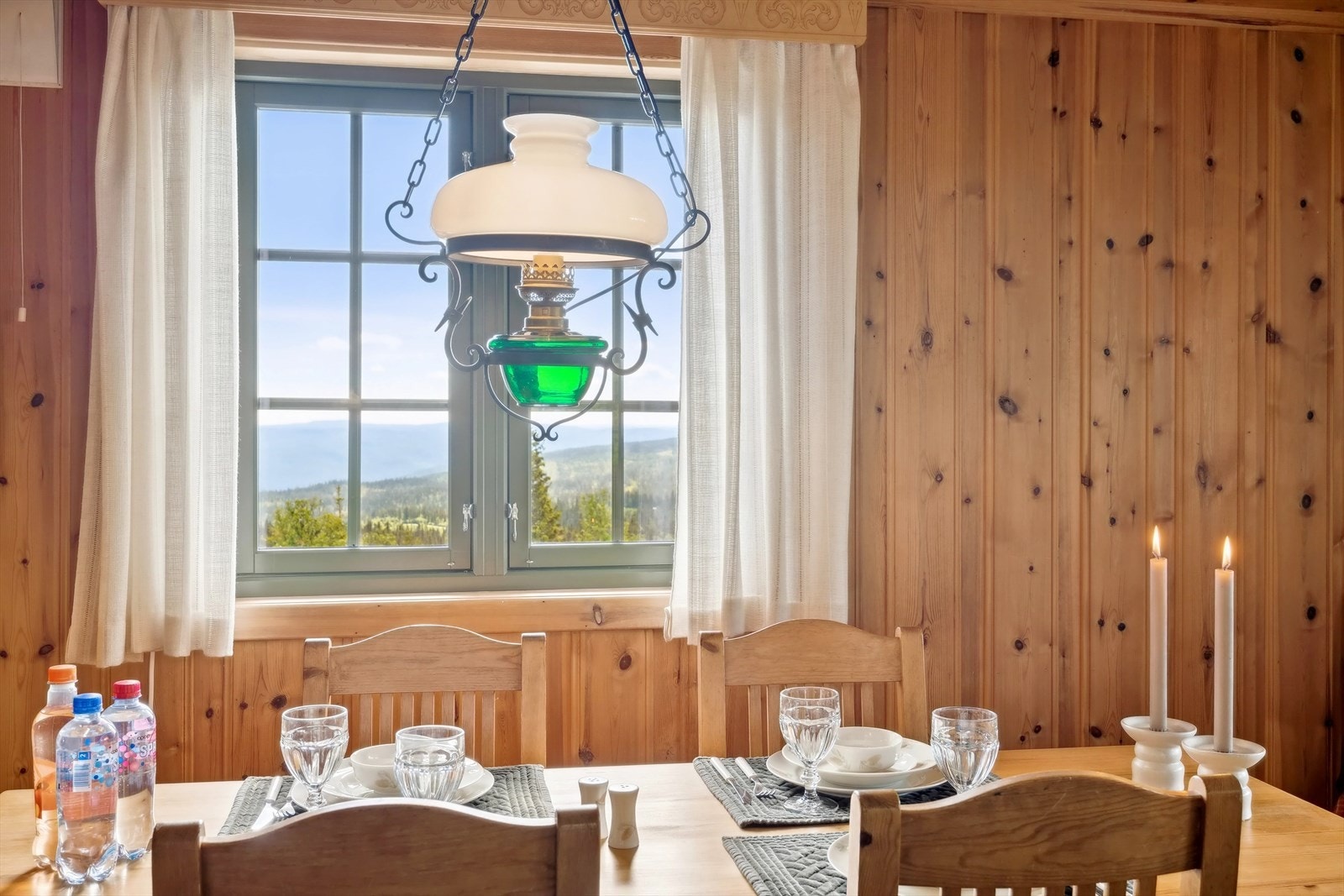 Fra spisebordet kan du nyte utsikten gjennom vinduene. Galleribilde